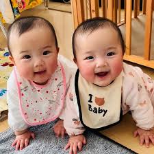 生後3カ月でママとのおしゃべりにニッコニコ 双子の赤ちゃんに「癒される」「優しそうな声の裏側にどれだけの大変さが…」｜まいどなニュース